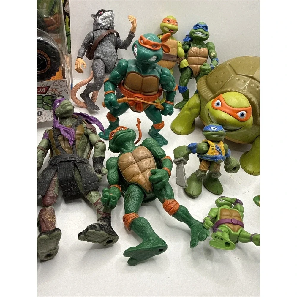 LOT 19 TEENAGE‎ MUTANT NINJA TURTLES ACTION FIGURES